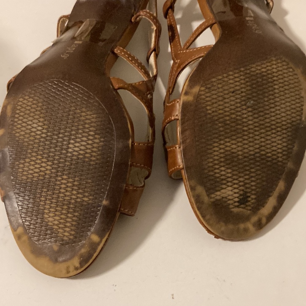 Medium heels, sandal style. - Picture 9 of 10
